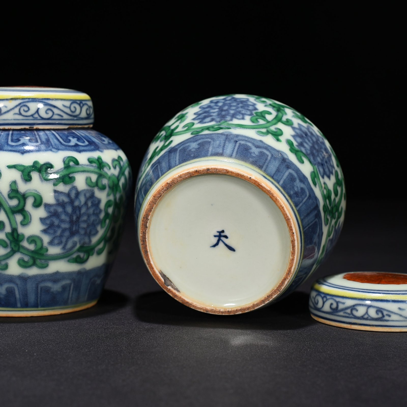 Ming Dynasty Chenghua Tianzi jar with lotus and lotus branches