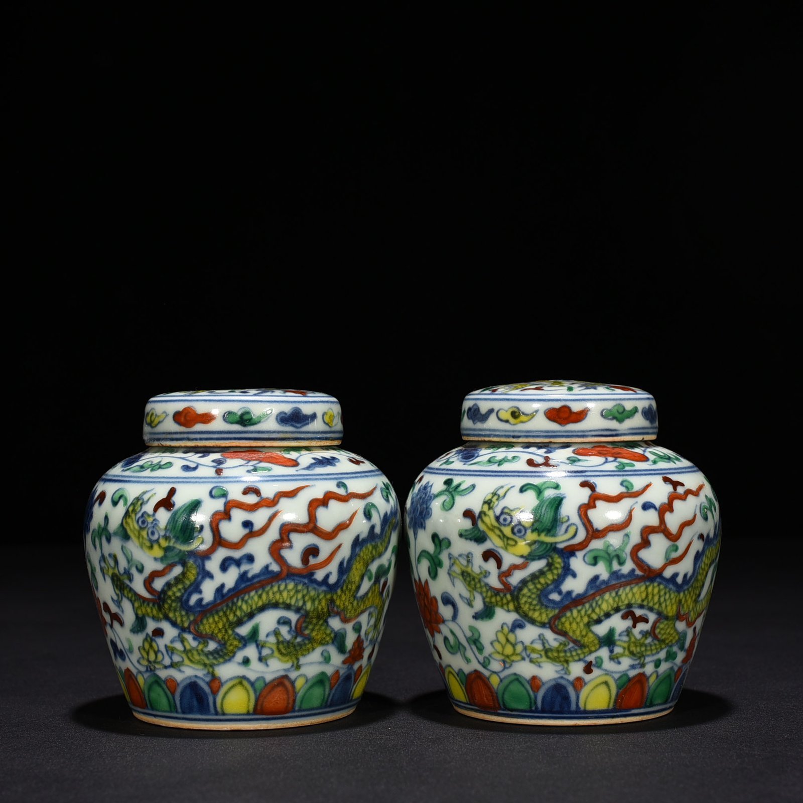 Ming Dynasty Chenghua wrapped dragon Tianzi jar