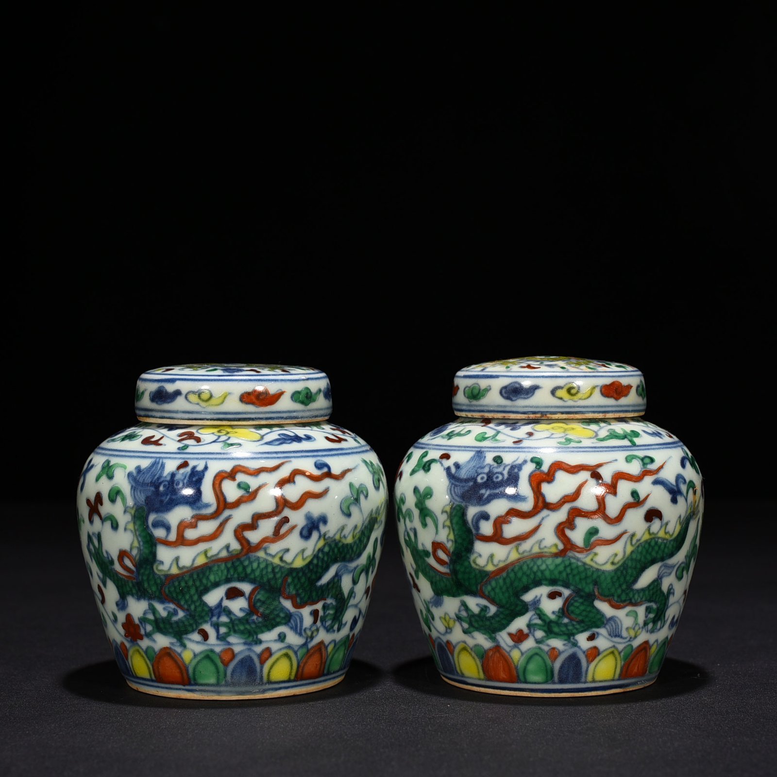 Ming Dynasty Chenghua wrapped dragon Tianzi jar