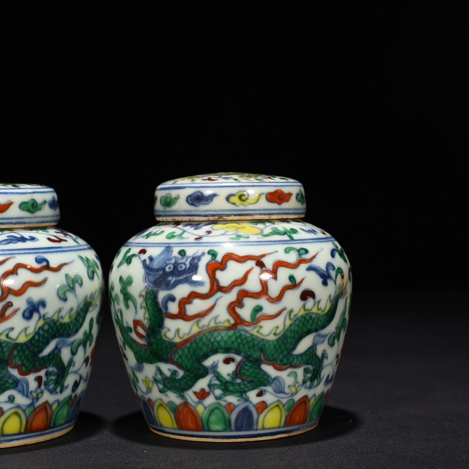 Ming Dynasty Chenghua wrapped dragon Tianzi jar