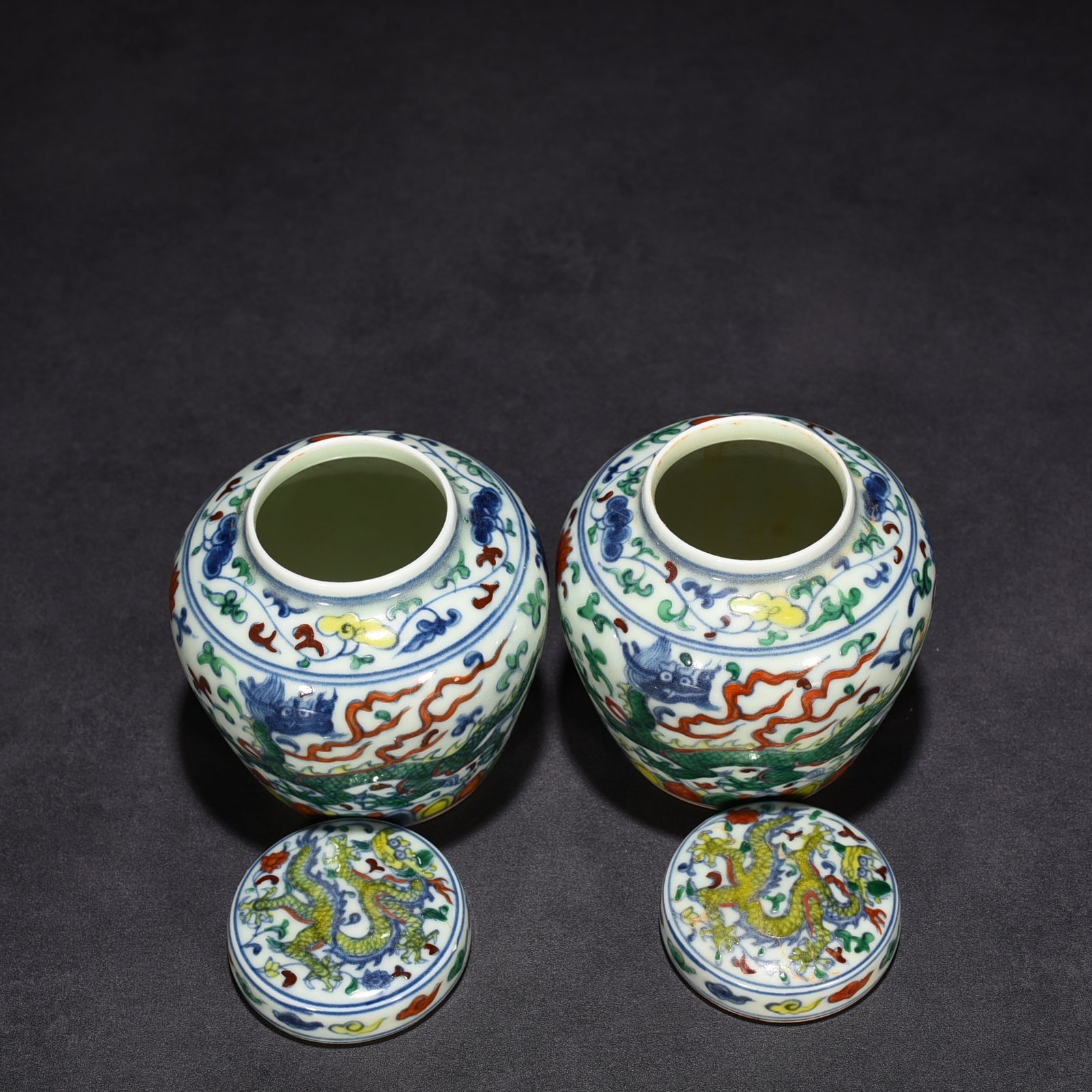 Ming Dynasty Chenghua wrapped dragon Tianzi jar