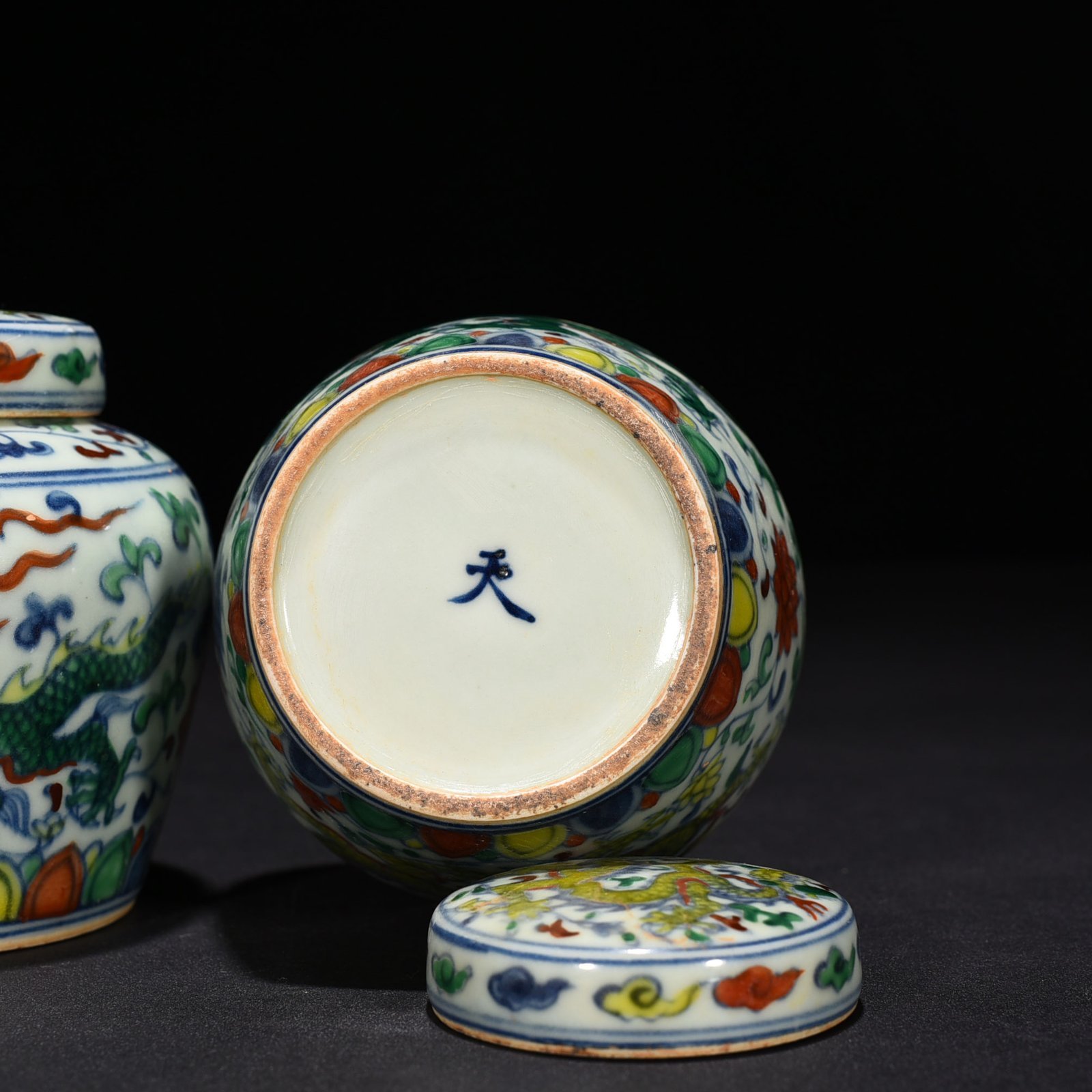 Ming Dynasty Chenghua wrapped dragon Tianzi jar