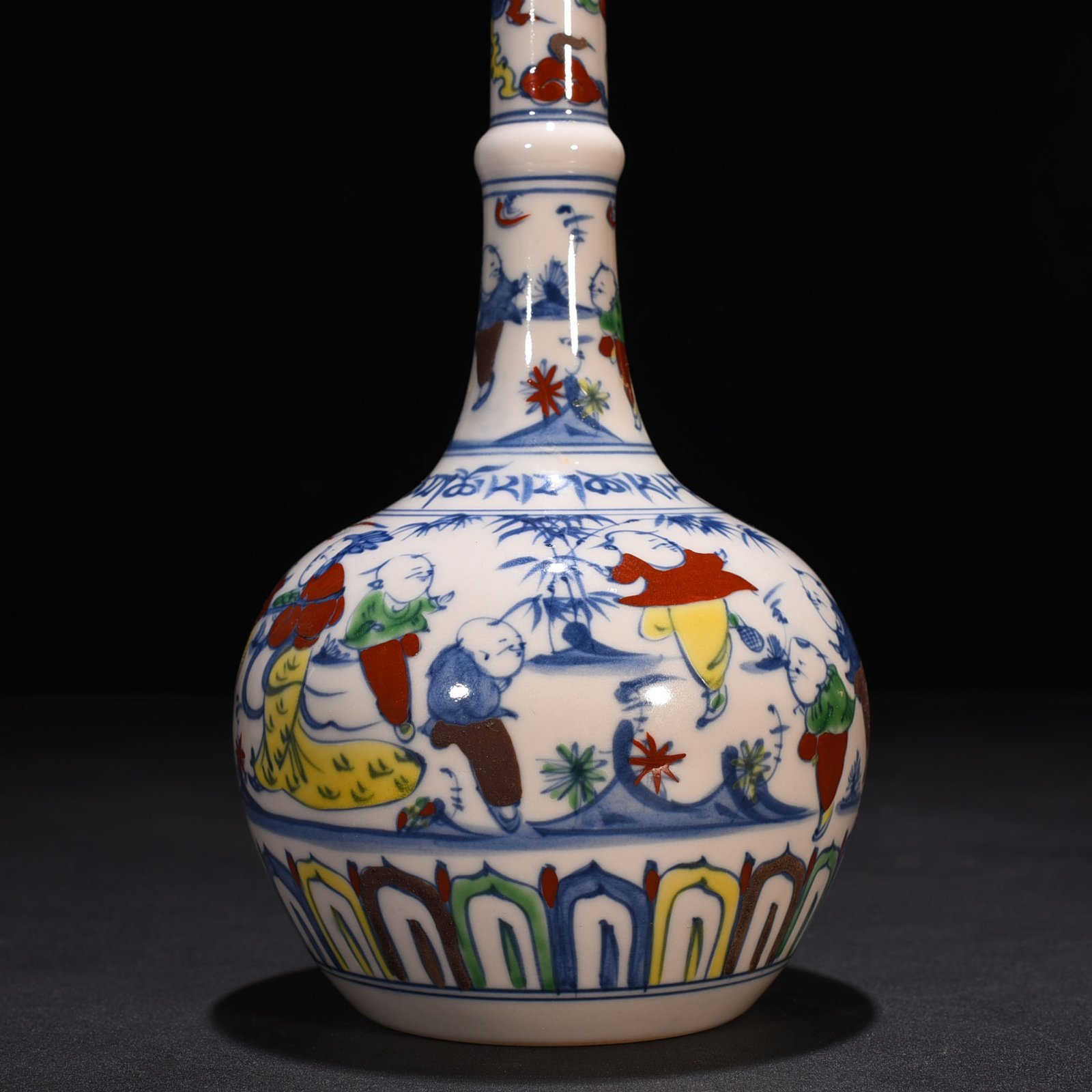 Ming Dynasty Chenghua beauty gallbladder vase with ribbon and figure