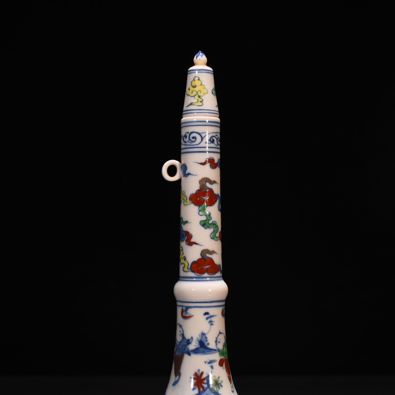 Ming Dynasty Chenghua beauty gallbladder vase with ribbon and figure