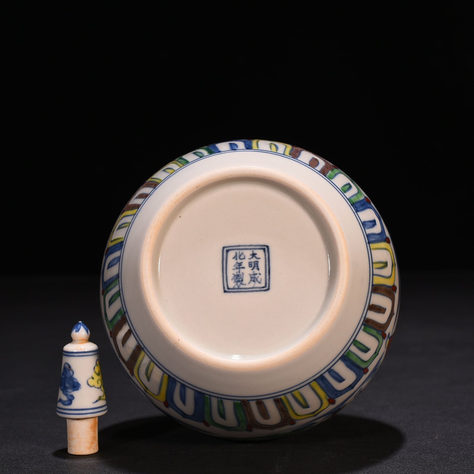 Ming Dynasty Chenghua beauty gallbladder vase with ribbon and figure
