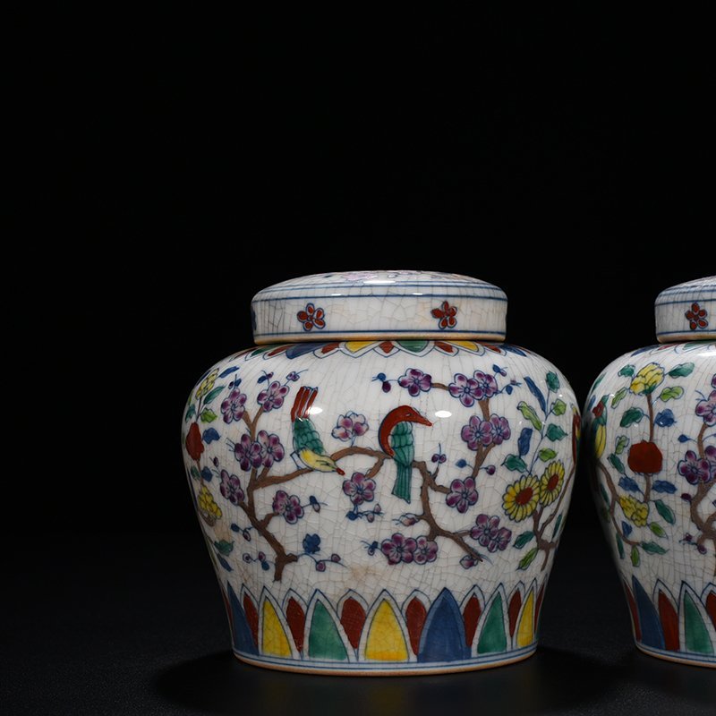 Ming Dynasty Chenghua doucai flower and bird sky-shaped jar