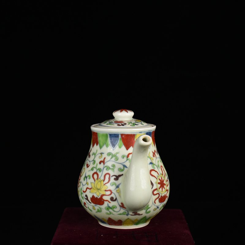 Ming Dynasty Chenghua Lotus Holder Eight Treasure Pot