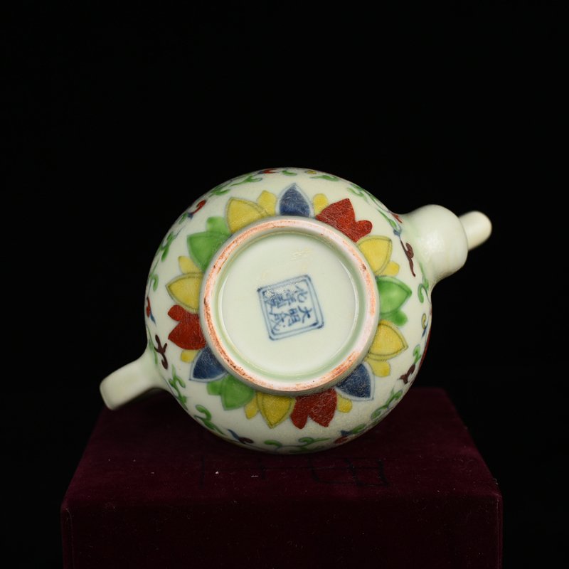 Ming Dynasty Chenghua Lotus Holder Eight Treasure Pot