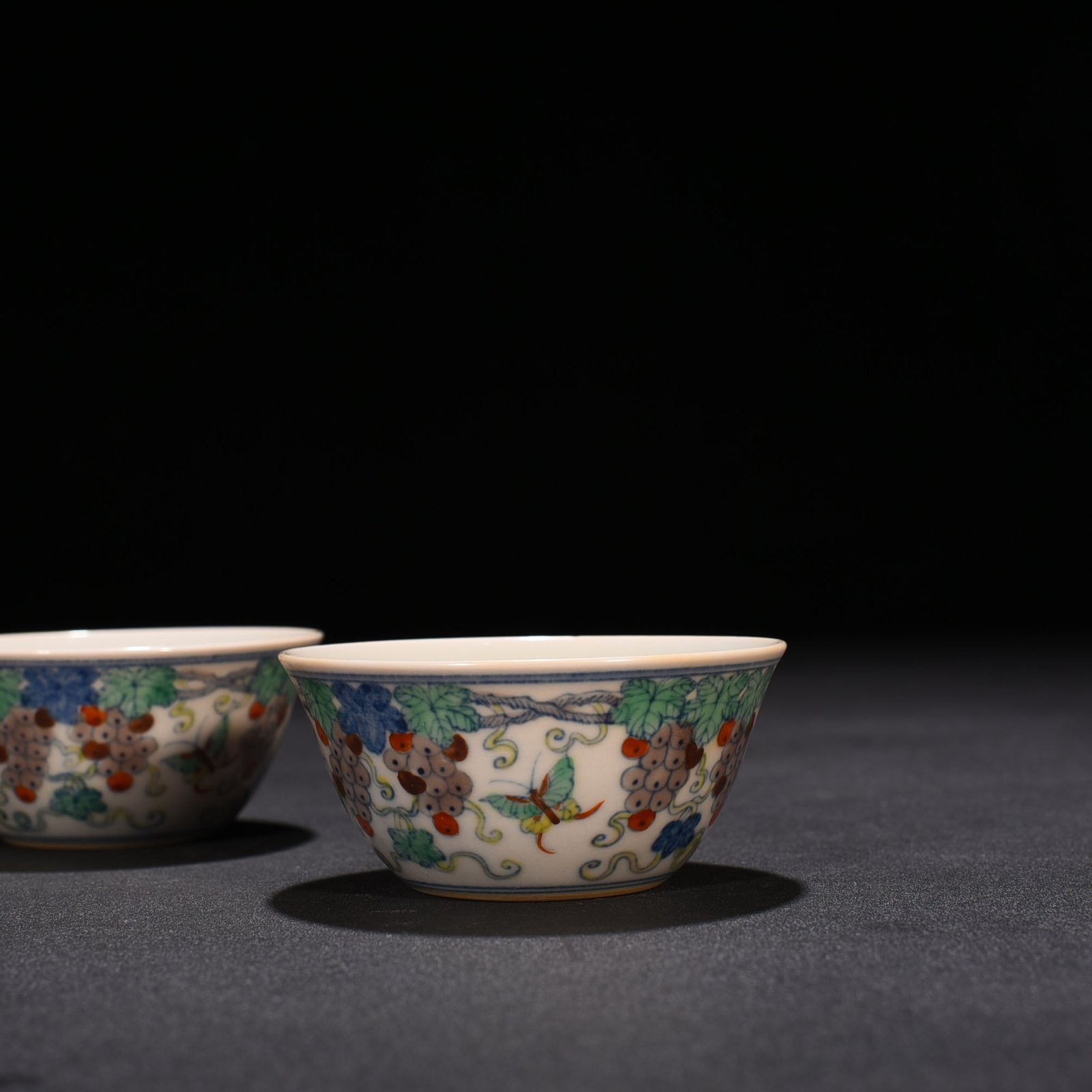 Ming Dynasty Chenghua Grape Urn Cup Lying-foot Cup