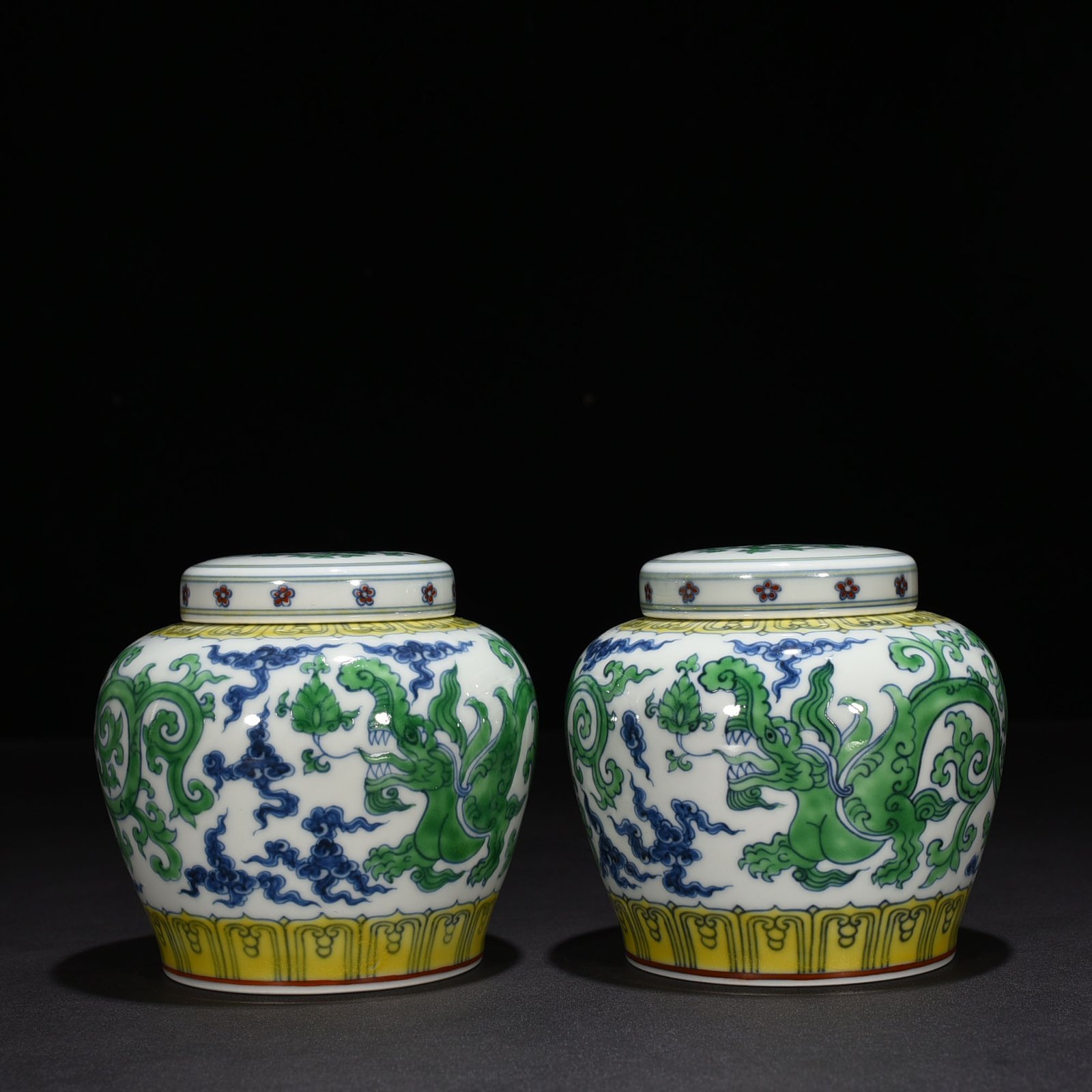 Ming Dynasty Chenghua Chilong Tianzi Jar Jar with Lid Jar