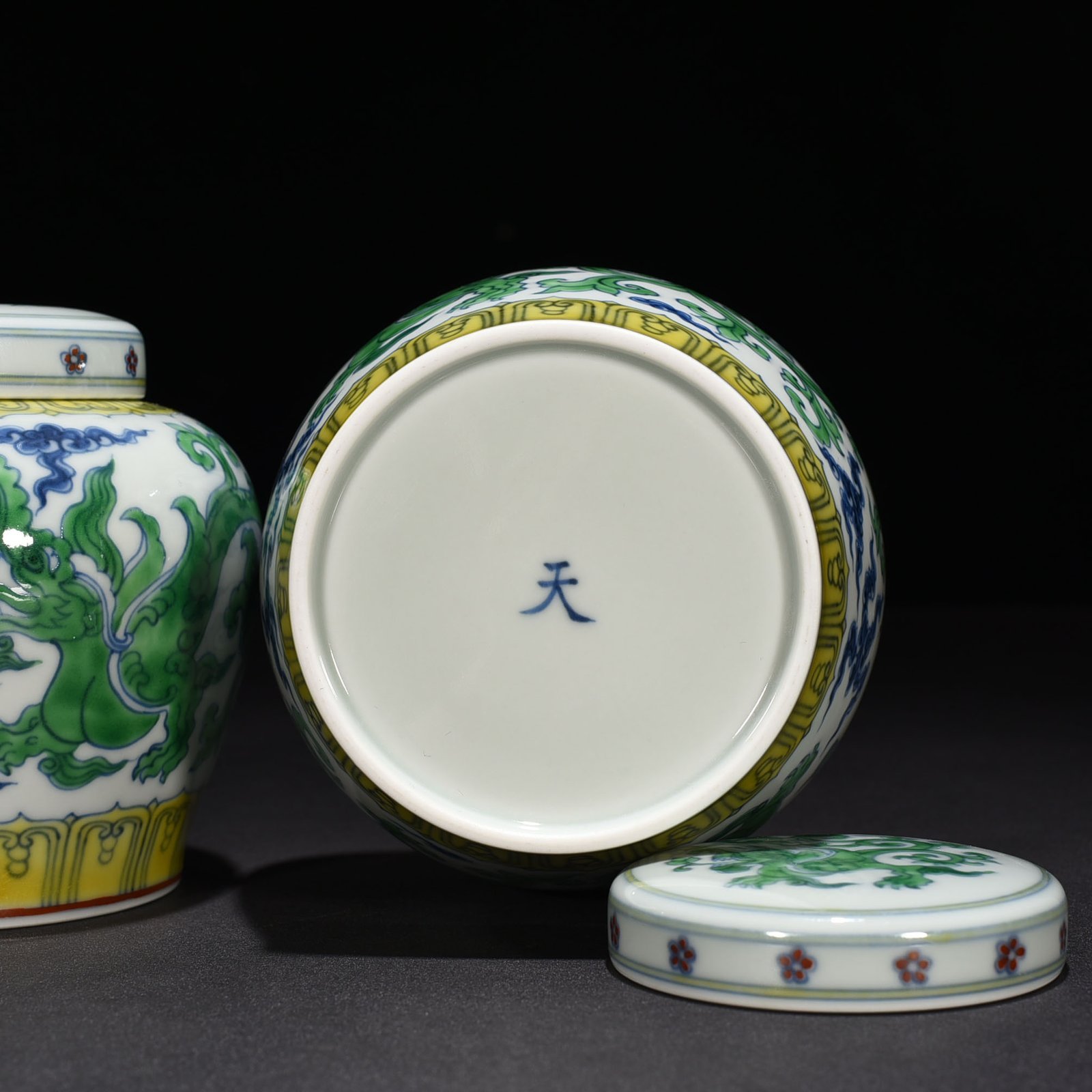 Ming Dynasty Chenghua Chilong Tianzi Jar Jar with Lid Jar
