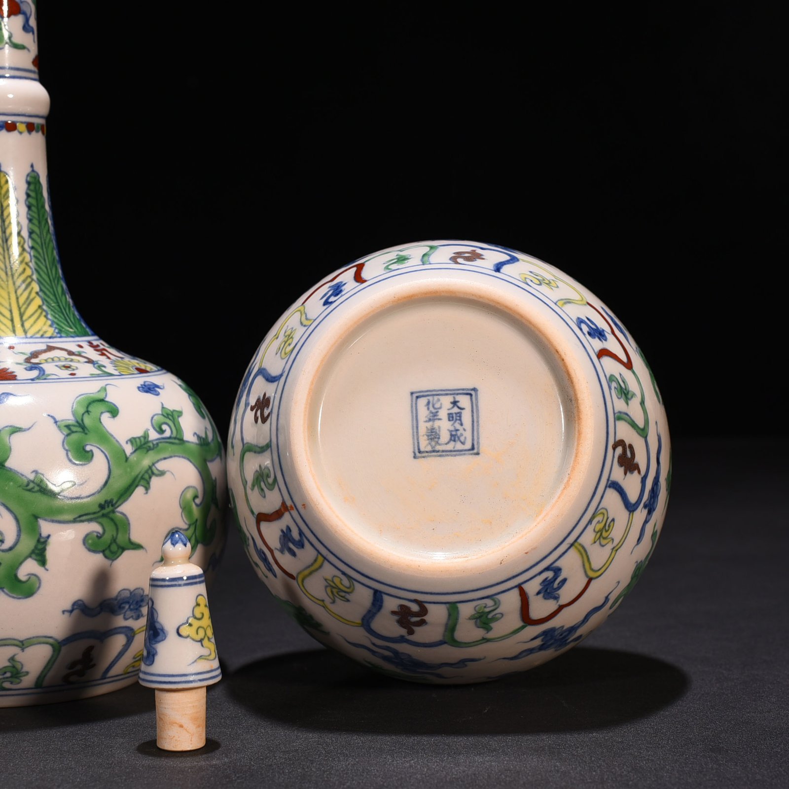 Ming Dynasty Chenghua Gallbladder Vase with Chilong