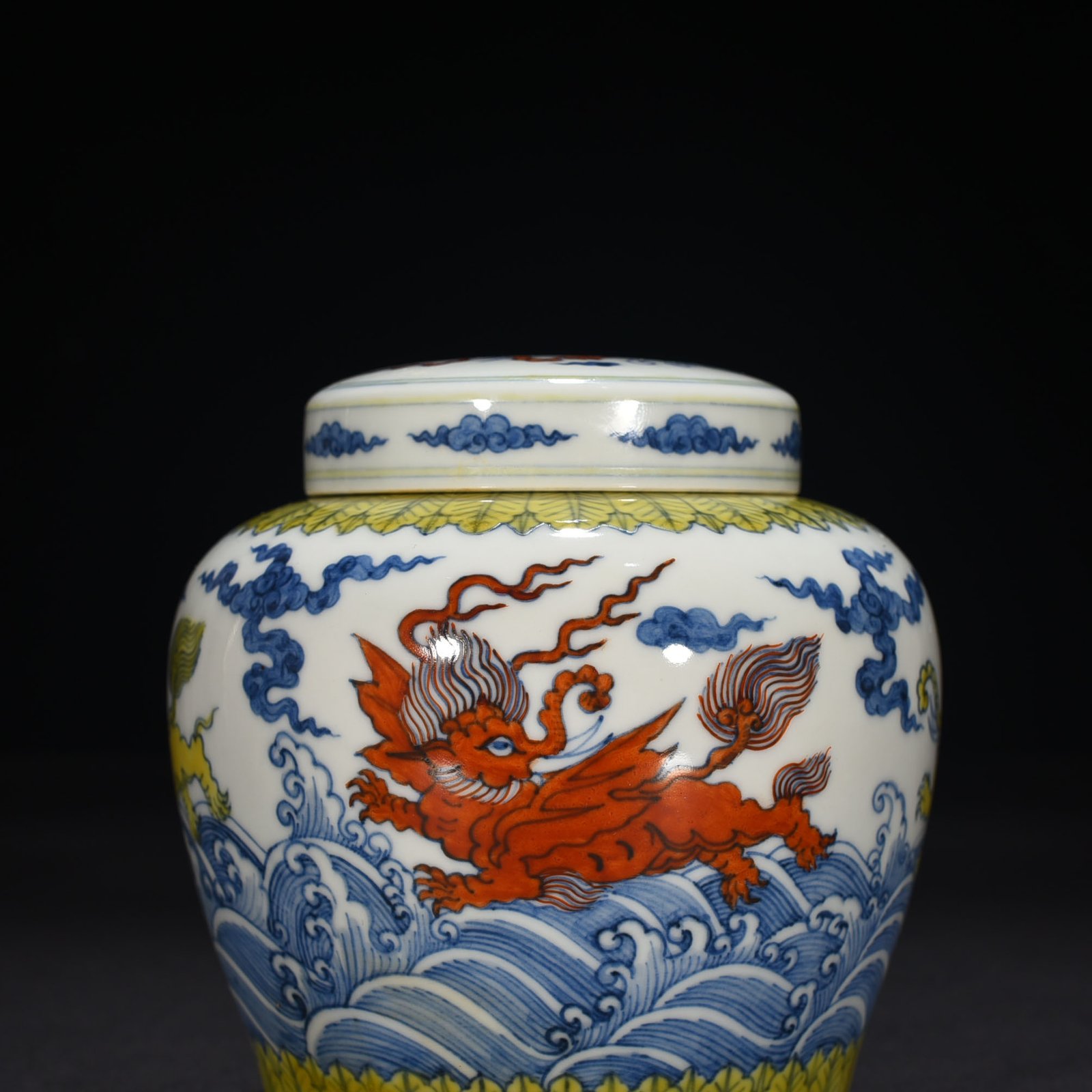 Ming Dynasty Chenghua flying elephant sky-shaped jar