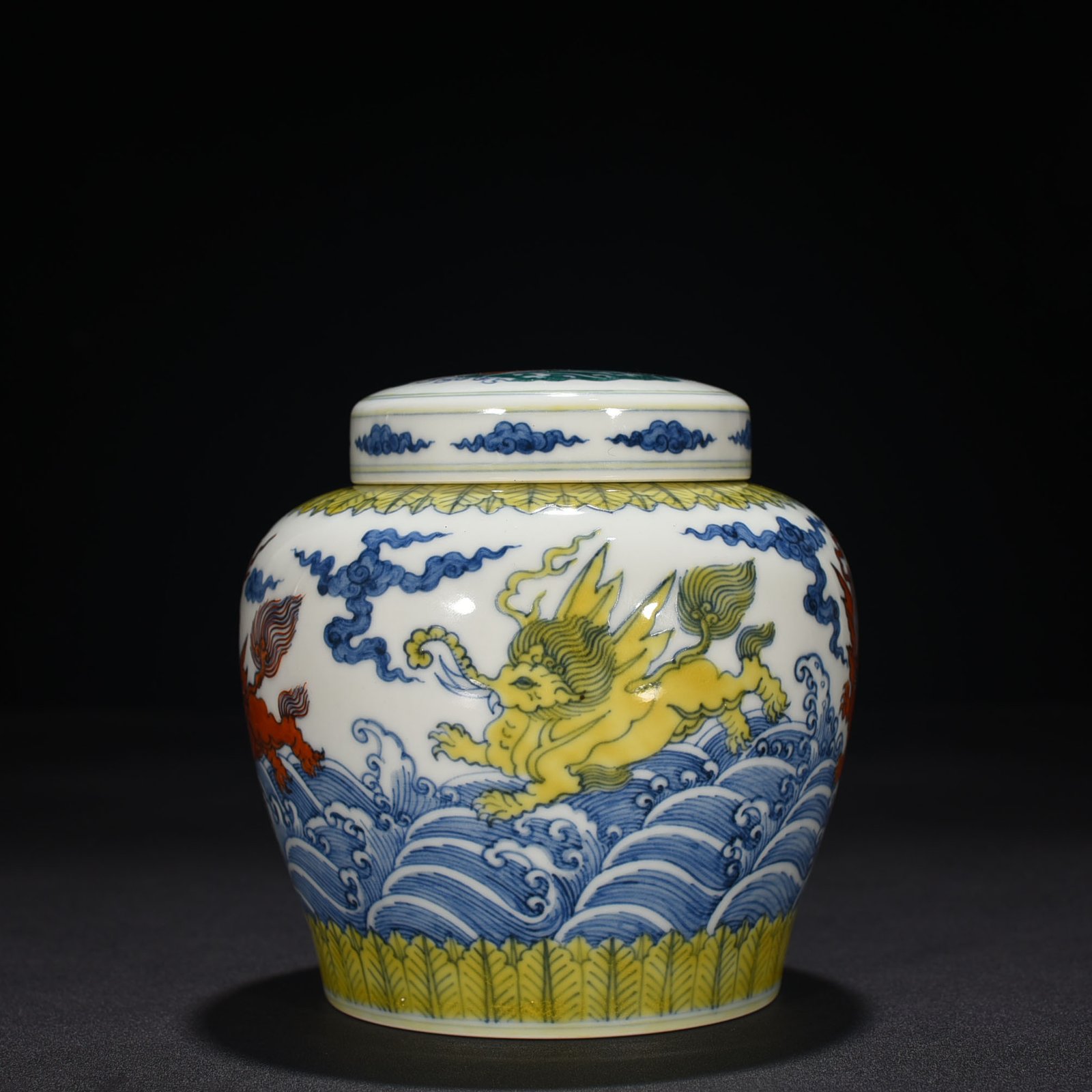 Ming Dynasty Chenghua flying elephant sky-shaped jar