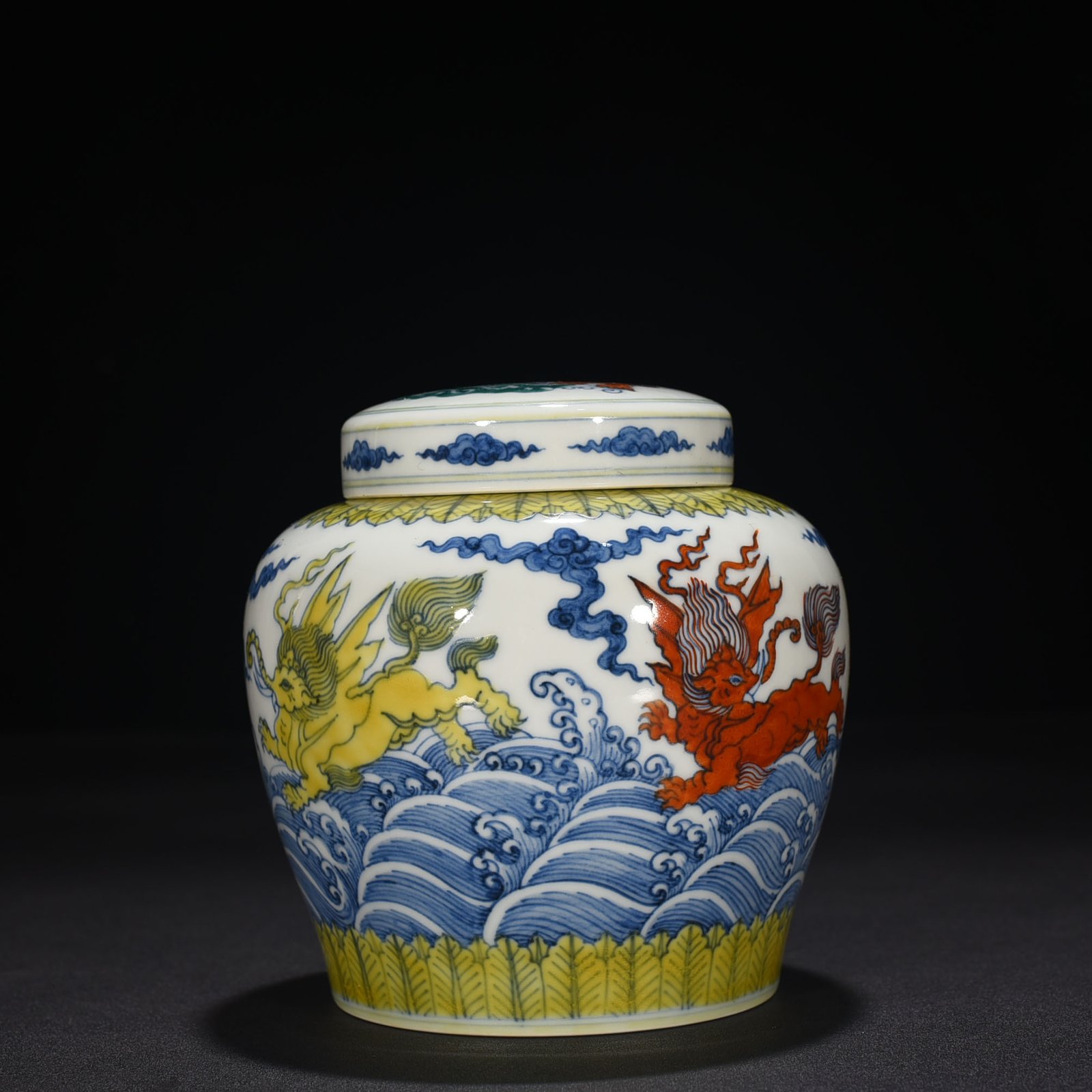 Ming Dynasty Chenghua flying elephant sky-shaped jar