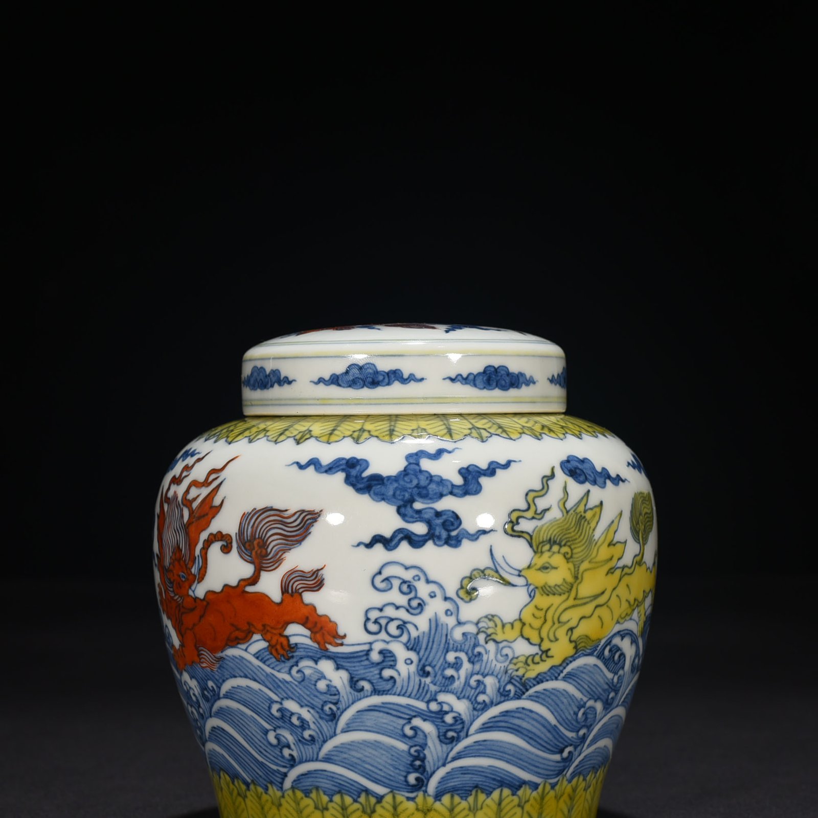 Ming Dynasty Chenghua flying elephant sky-shaped jar
