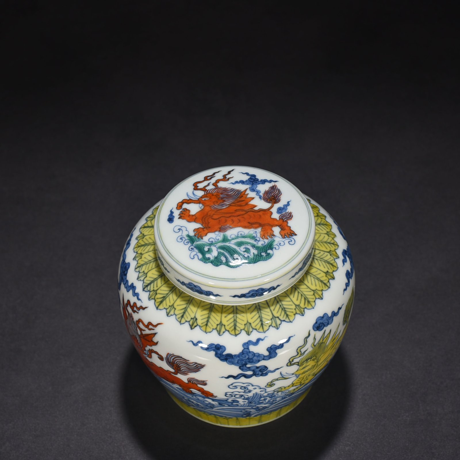 Ming Dynasty Chenghua flying elephant sky-shaped jar