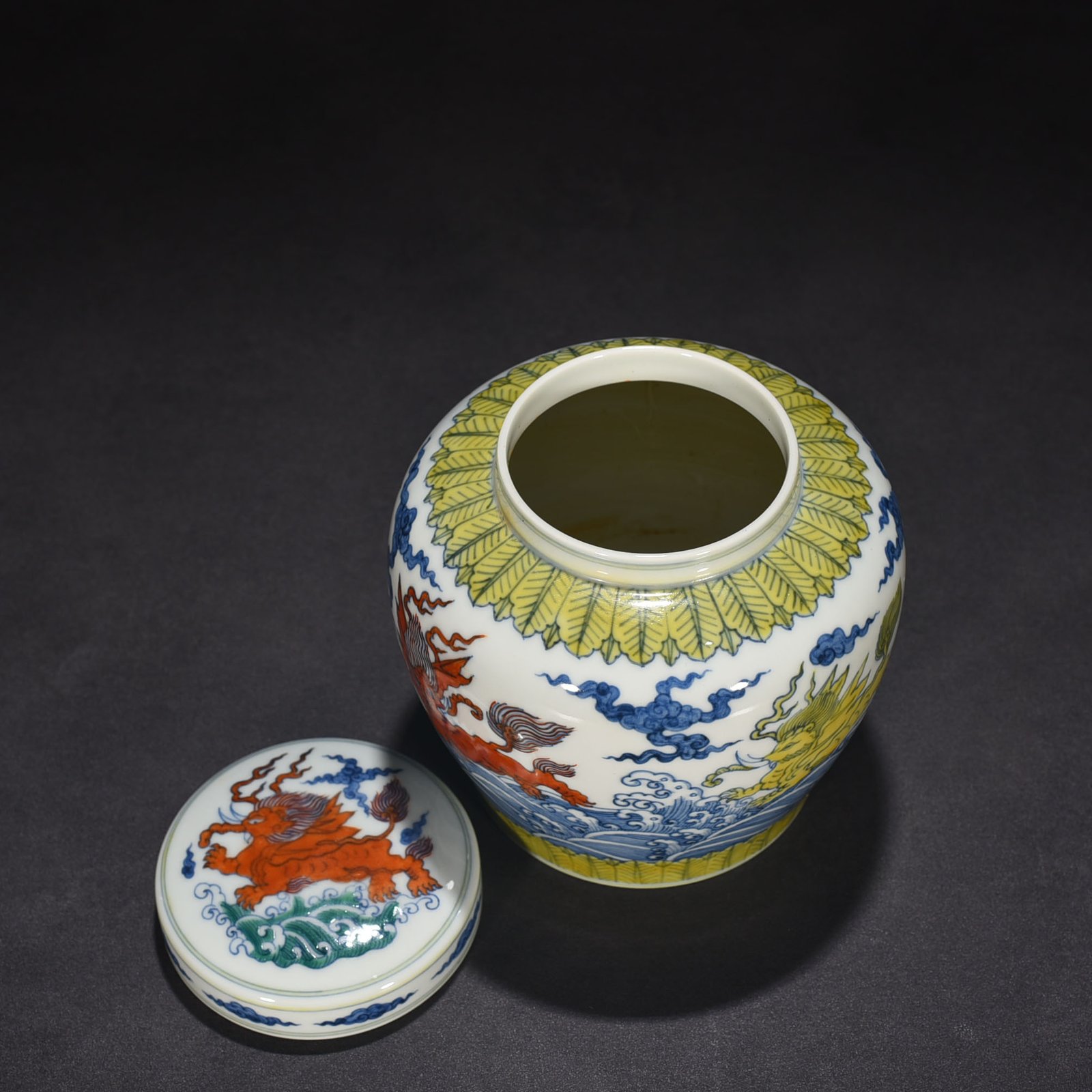 Ming Dynasty Chenghua flying elephant sky-shaped jar