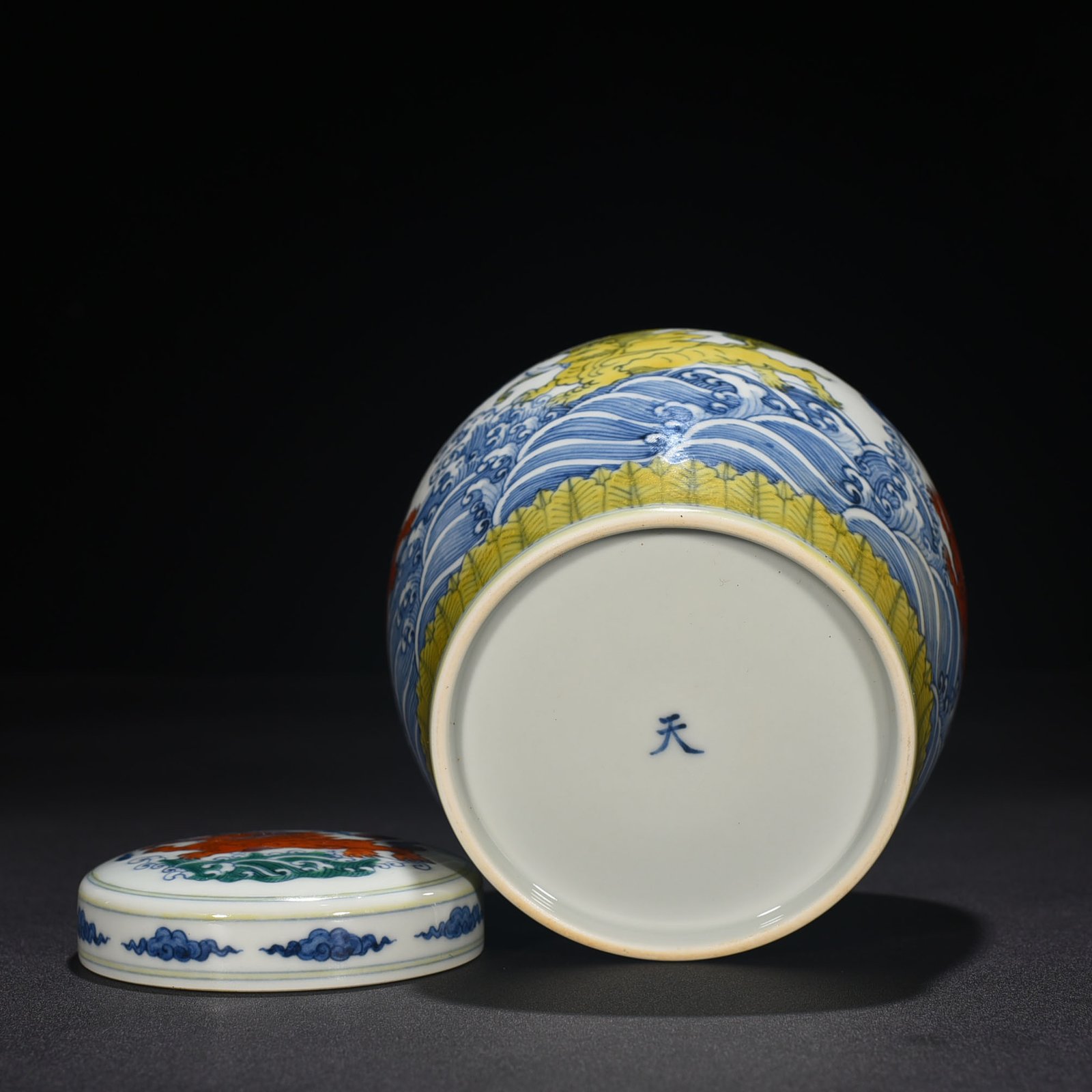 Ming Dynasty Chenghua flying elephant sky-shaped jar