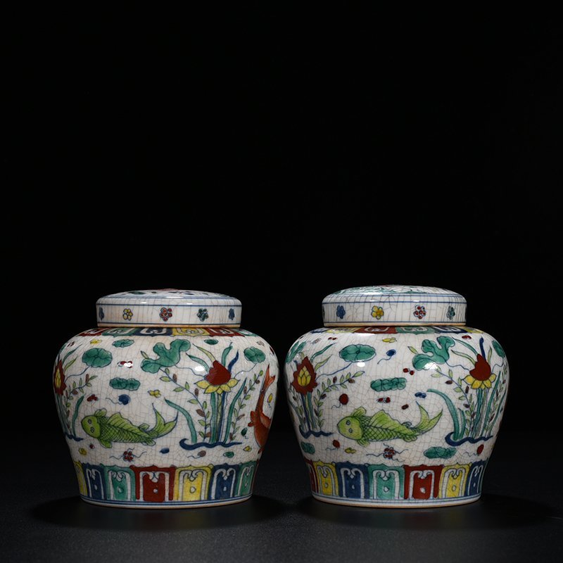 Ming Dynasty Chenghua dou color fish and algae sky-shaped jar