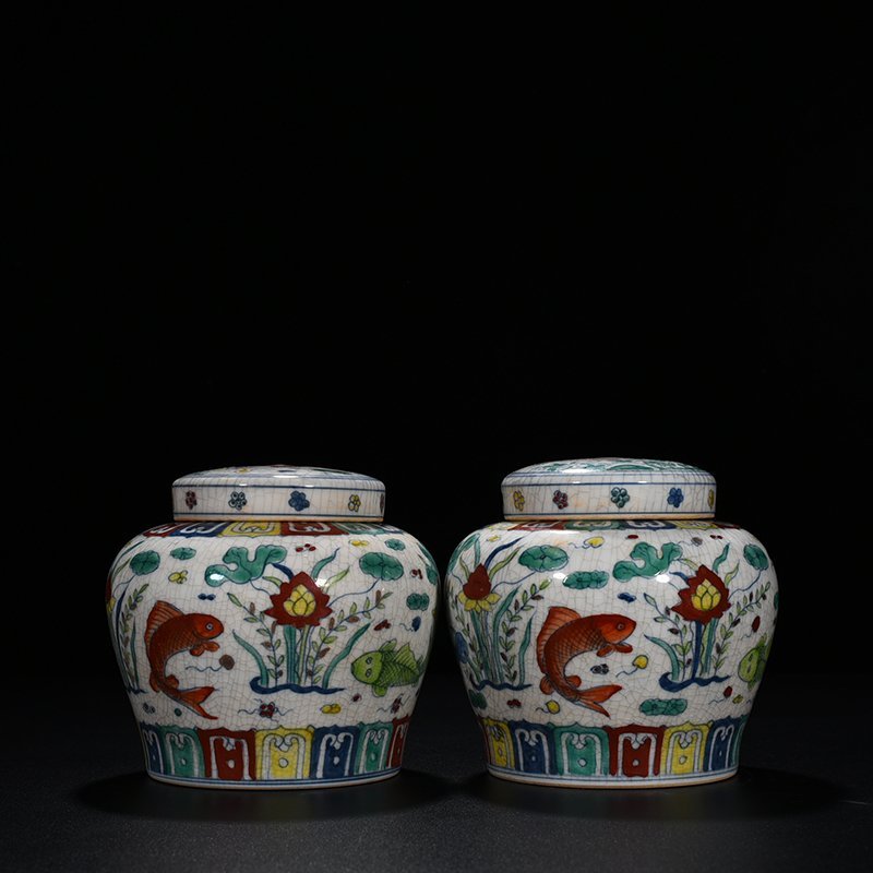 Ming Dynasty Chenghua dou color fish and algae sky-shaped jar