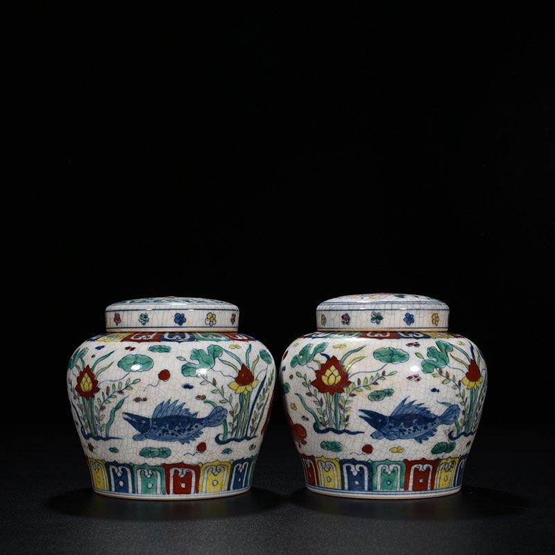 Ming Dynasty Chenghua dou color fish and algae sky-shaped jar