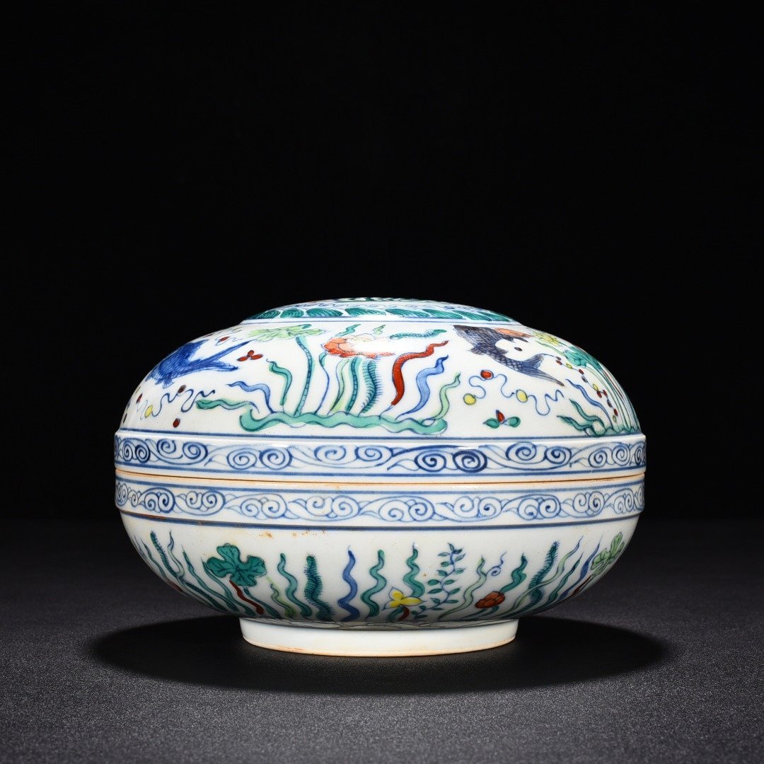 Ming Dynasty Chenghua fish and algae fruit box