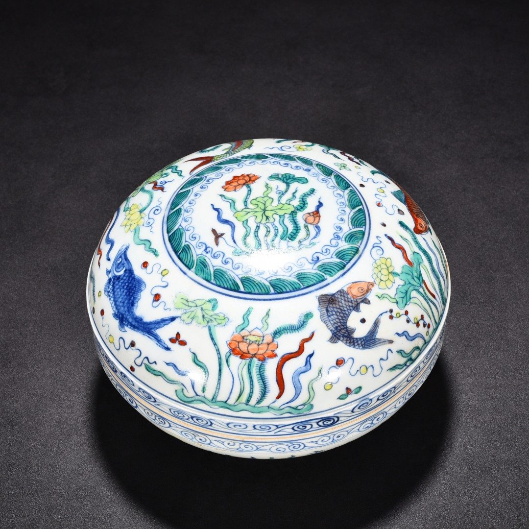 Ming Dynasty Chenghua fish and algae fruit box
