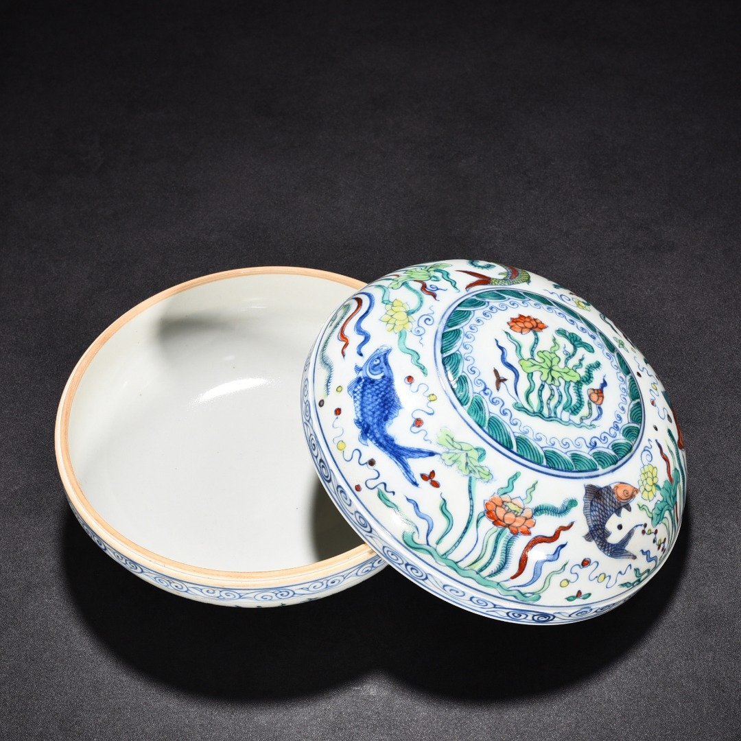Ming Dynasty Chenghua fish and algae fruit box