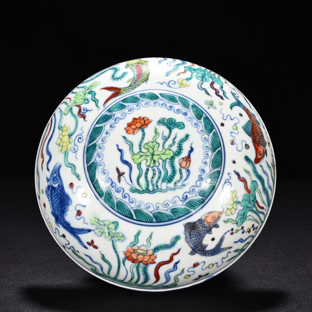 Ming Dynasty Chenghua fish and algae fruit box