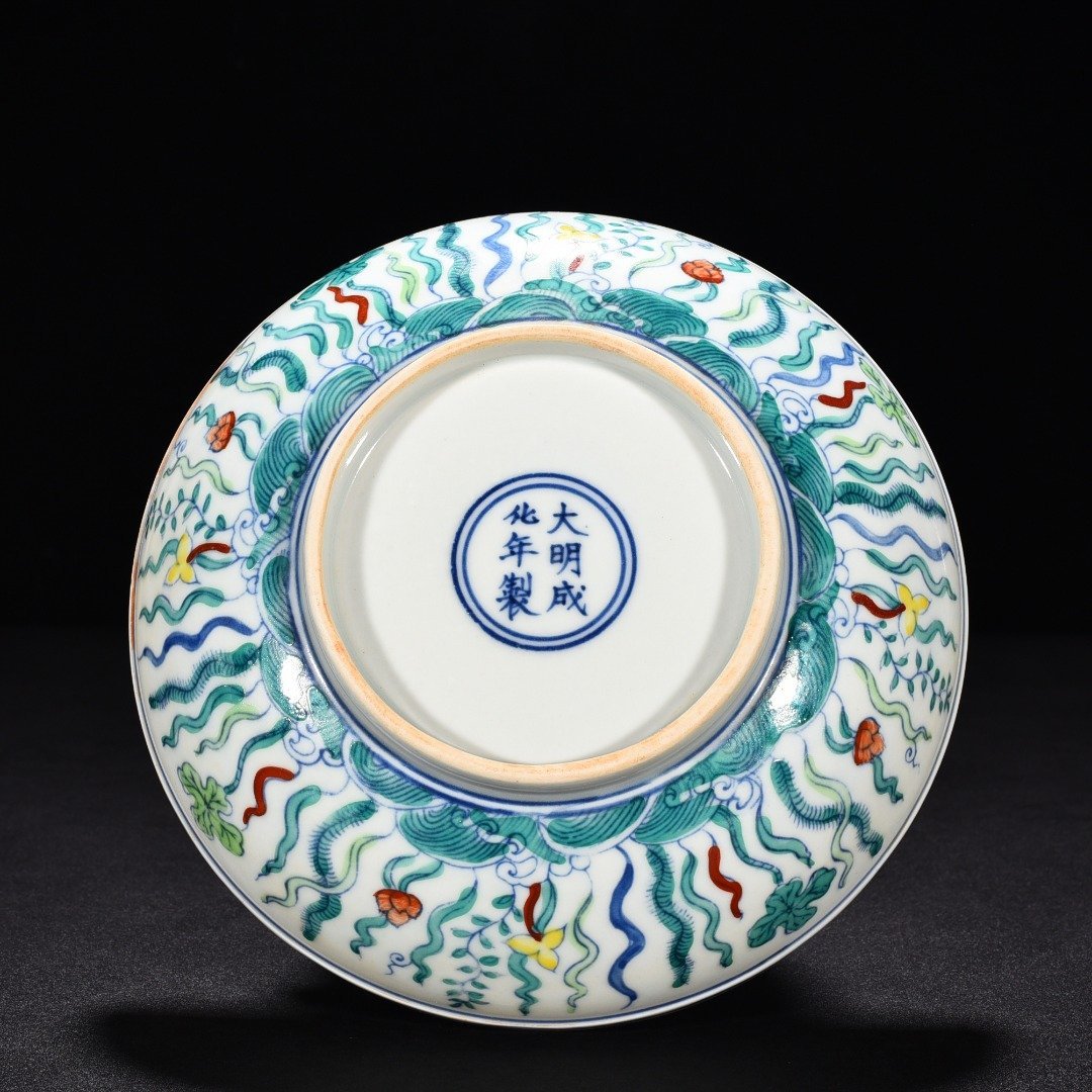 Ming Dynasty Chenghua fish and algae fruit box
