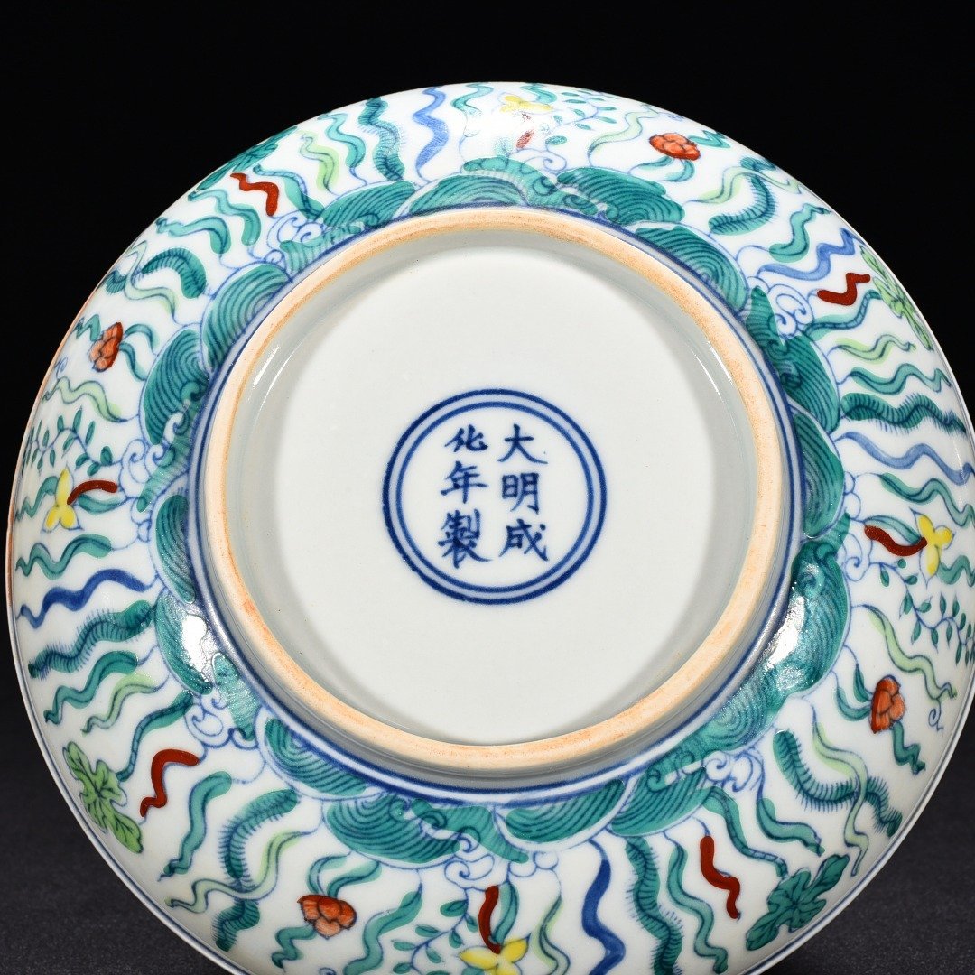 Ming Dynasty Chenghua fish and algae fruit box