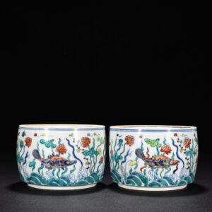 Ming Dynasty Chenghua fish and algae cricket jar