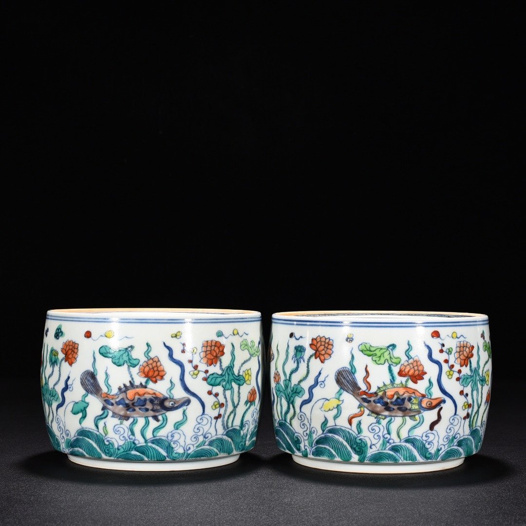 Ming Dynasty Chenghua fish and algae cricket jar