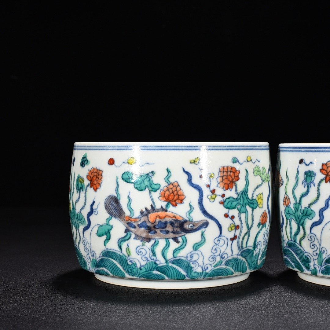 Ming Dynasty Chenghua fish and algae cricket jar