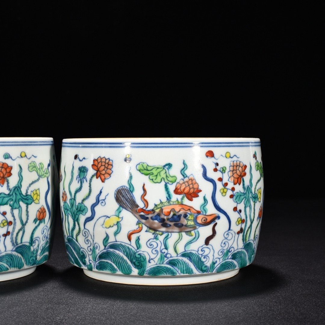 Ming Dynasty Chenghua fish and algae cricket jar