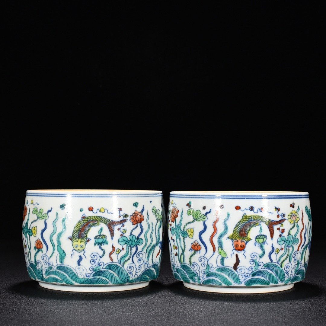 Ming Dynasty Chenghua fish and algae cricket jar