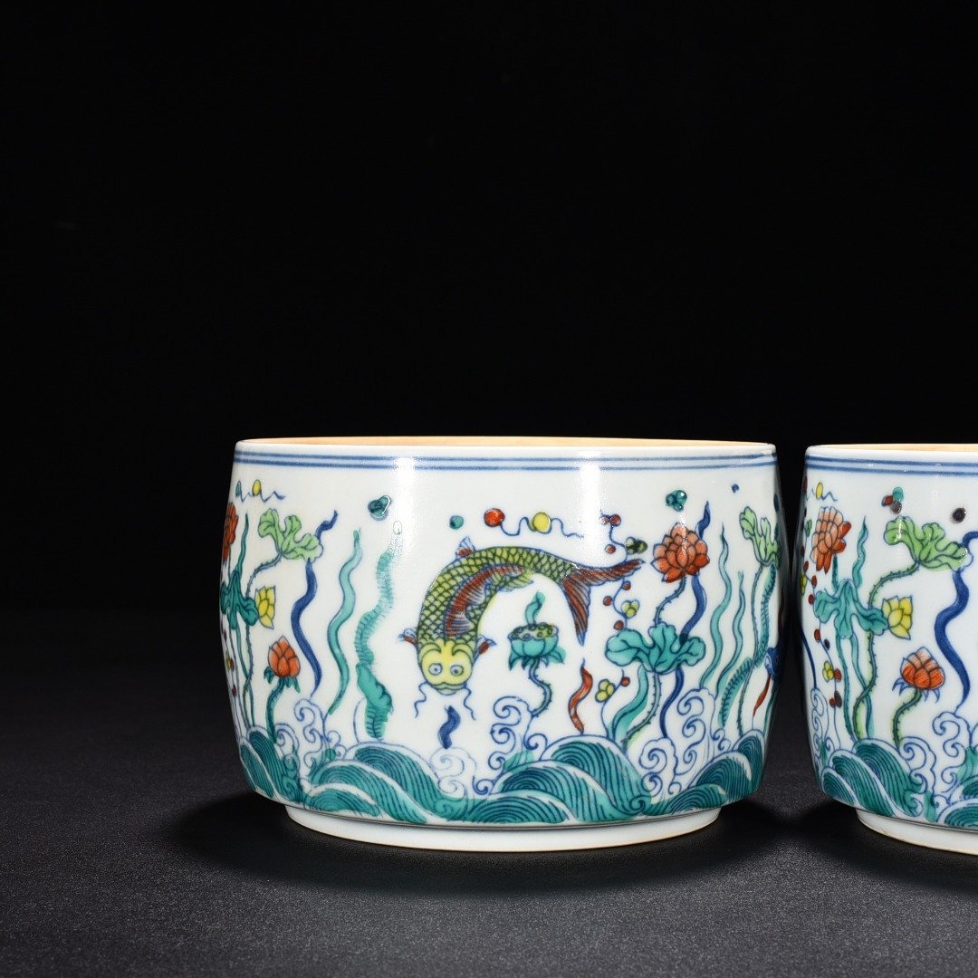 Ming Dynasty Chenghua fish and algae cricket jar