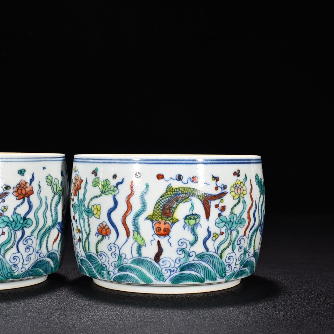 Ming Dynasty Chenghua fish and algae cricket jar