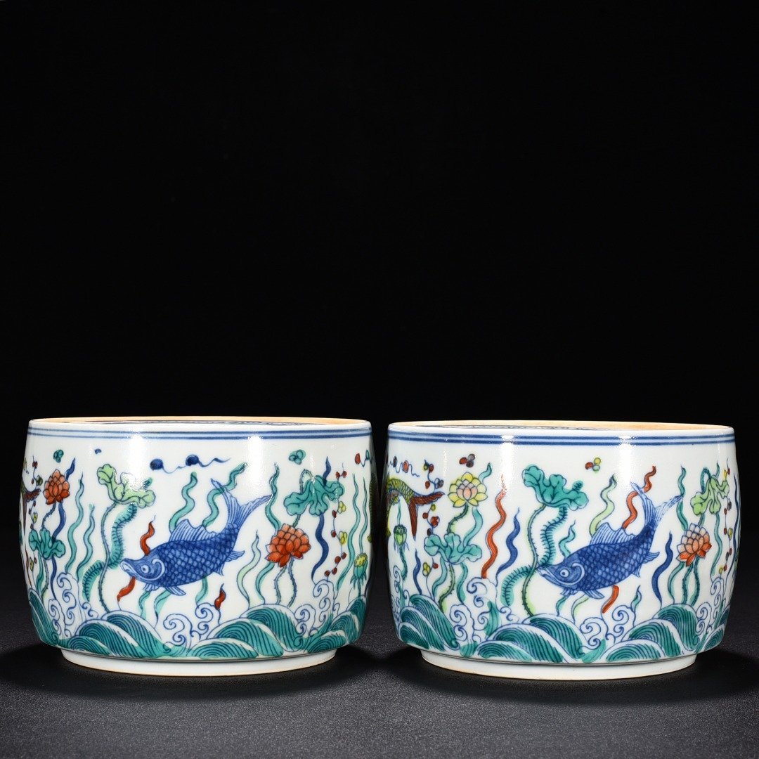 Ming Dynasty Chenghua fish and algae cricket jar
