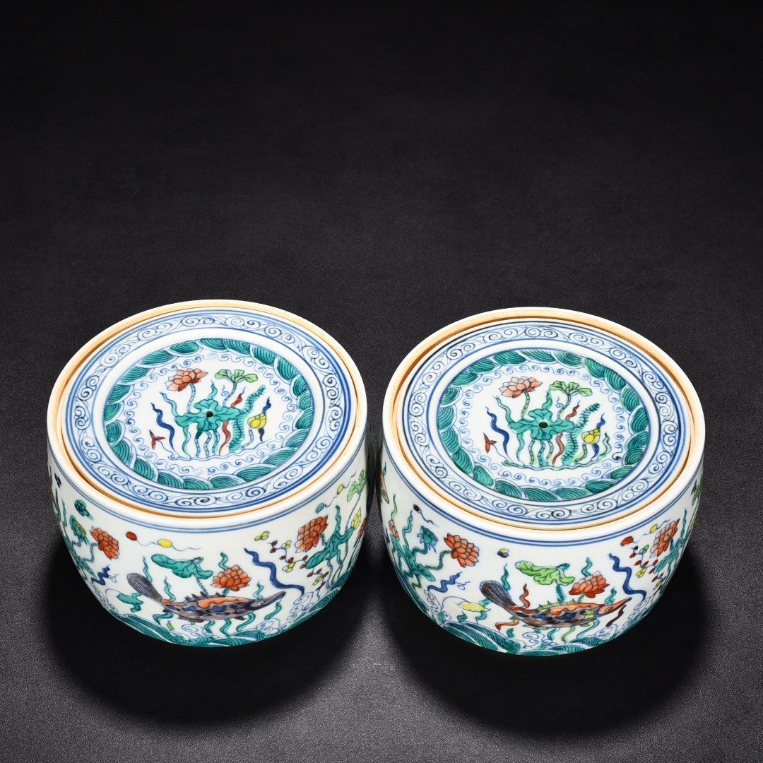 Ming Dynasty Chenghua fish and algae cricket jar