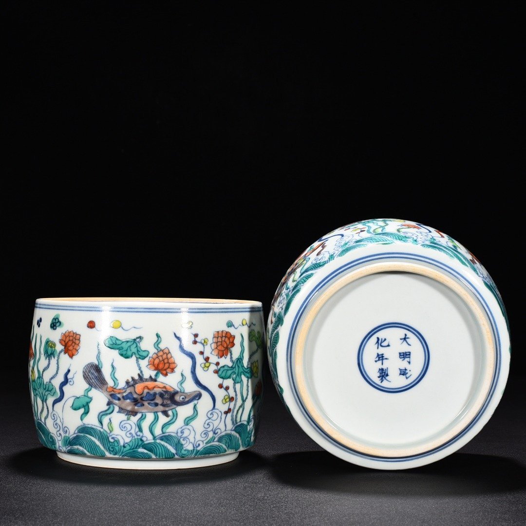 Ming Dynasty Chenghua fish and algae cricket jar