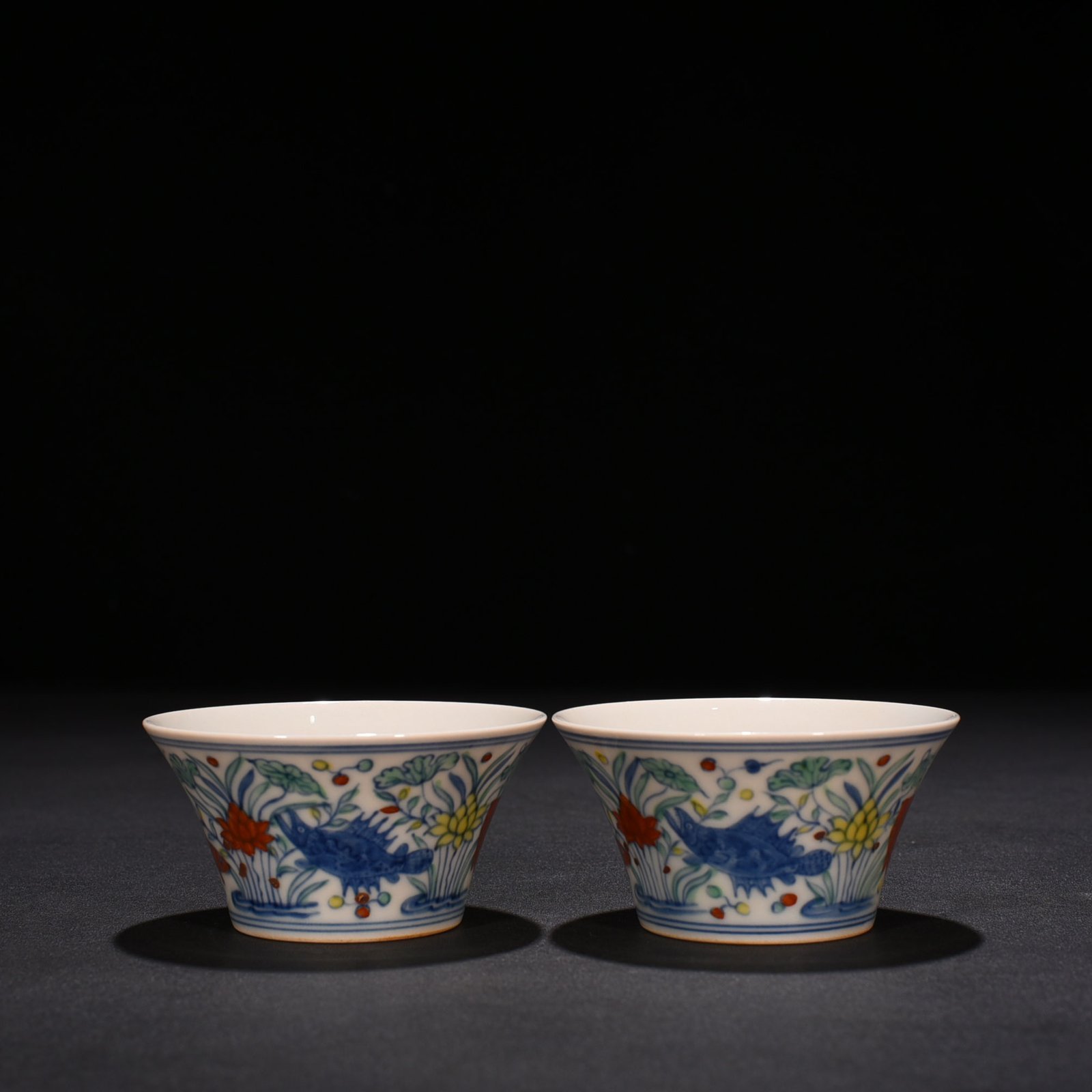 Ming Dynasty Chenghua Fish and Algae Horseshoe Cup