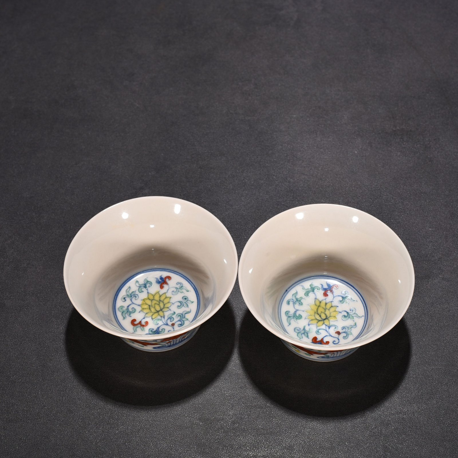 Ming Dynasty Chenghua Fish and Algae Horseshoe Cup