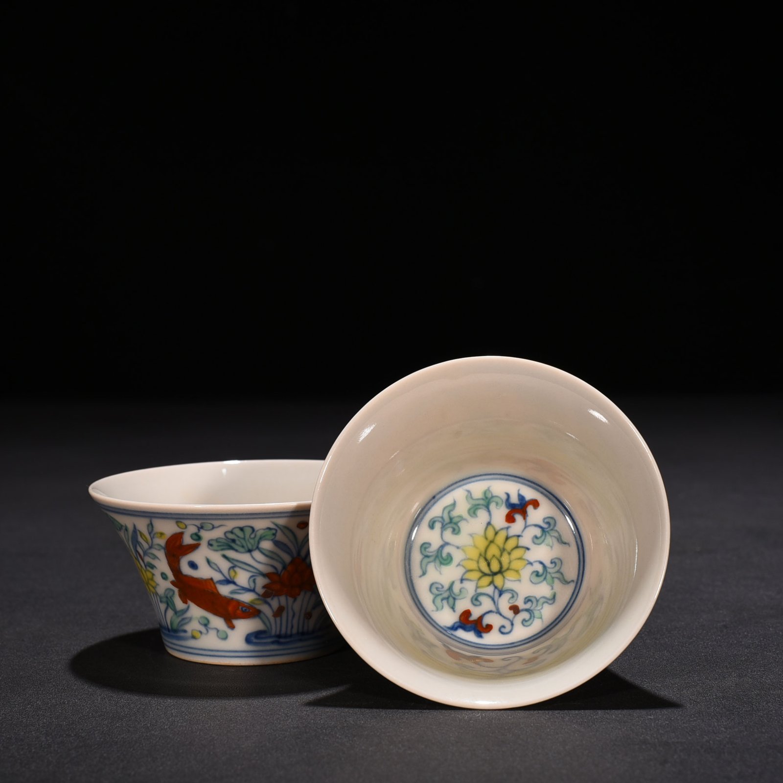 Ming Dynasty Chenghua Fish and Algae Horseshoe Cup