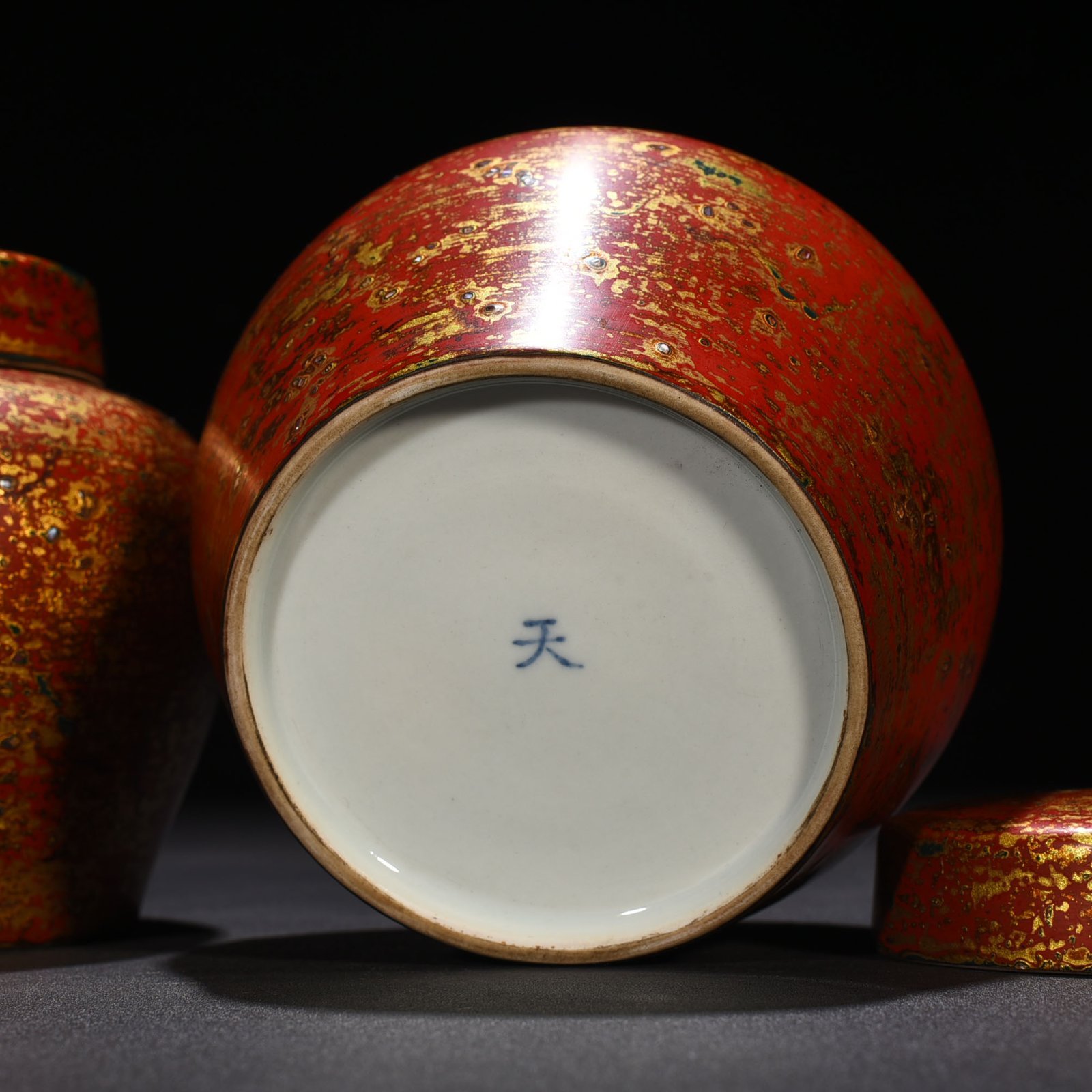 Ming Dynasty Chenghua porcelain body large lacquer mother-of-pearl bronze colorful Tianzi jar