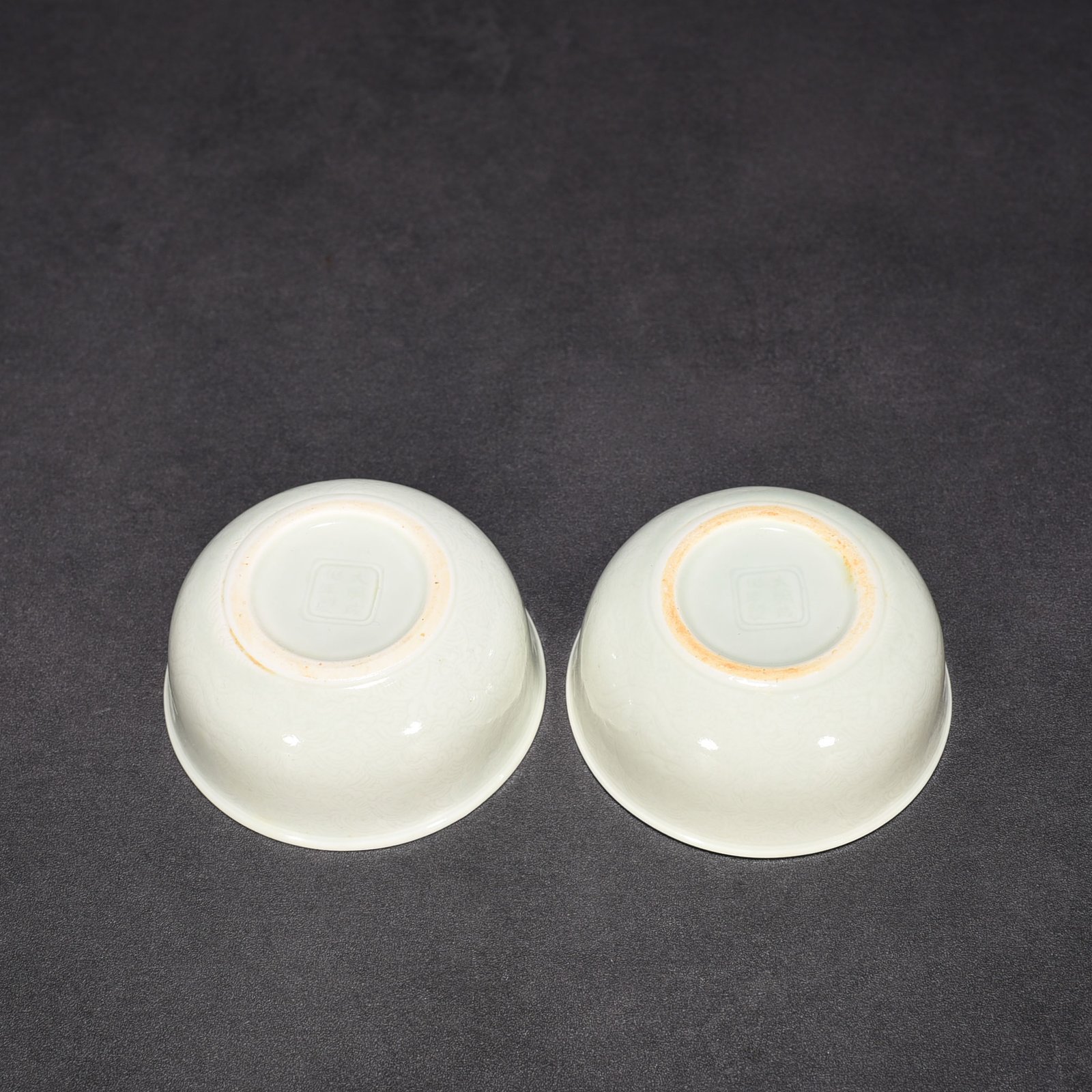 Ming Dynasty Chenghua sweet white glaze engraved seawater dragon cylinder cup