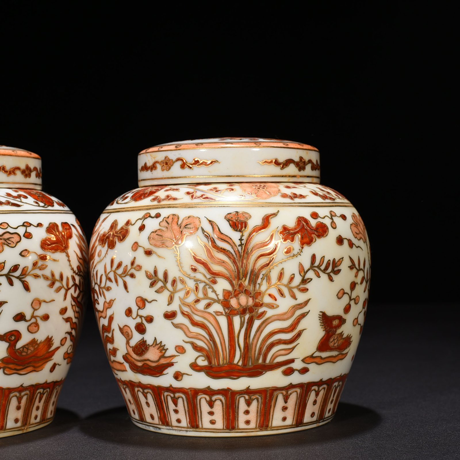 Ming Dynasty Chenghua alum red gilded lotus pond and mandarin duck sky-shaped jar
