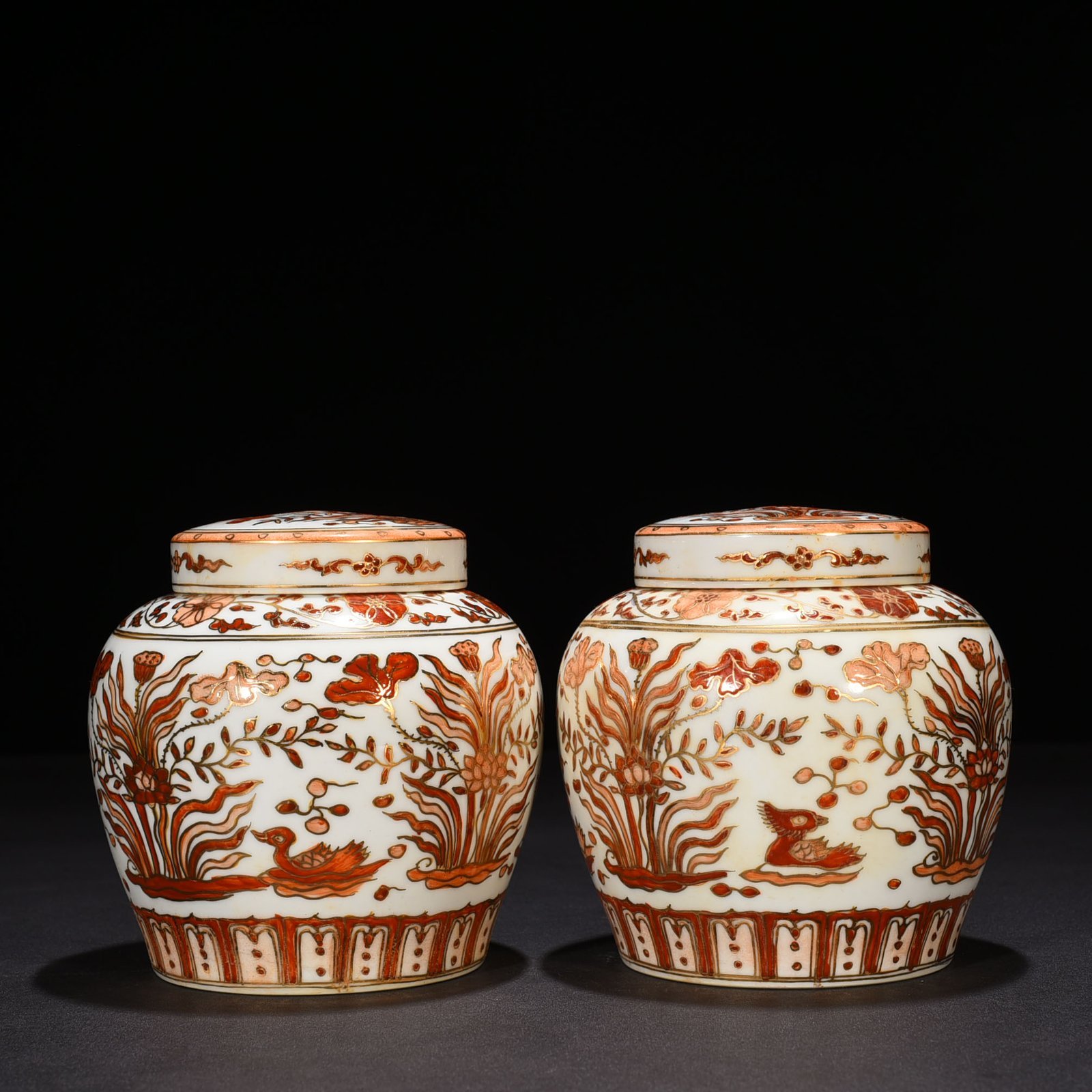 Ming Dynasty Chenghua alum red gilded lotus pond and mandarin duck sky-shaped jar
