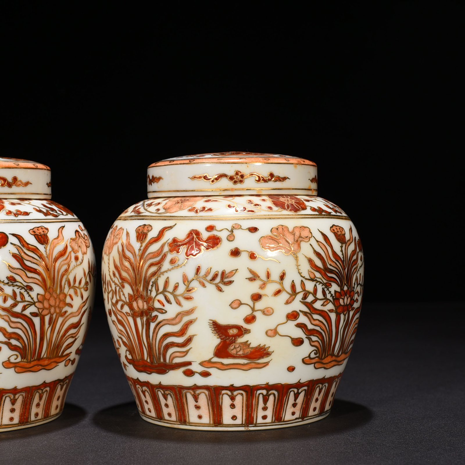 Ming Dynasty Chenghua alum red gilded lotus pond and mandarin duck sky-shaped jar